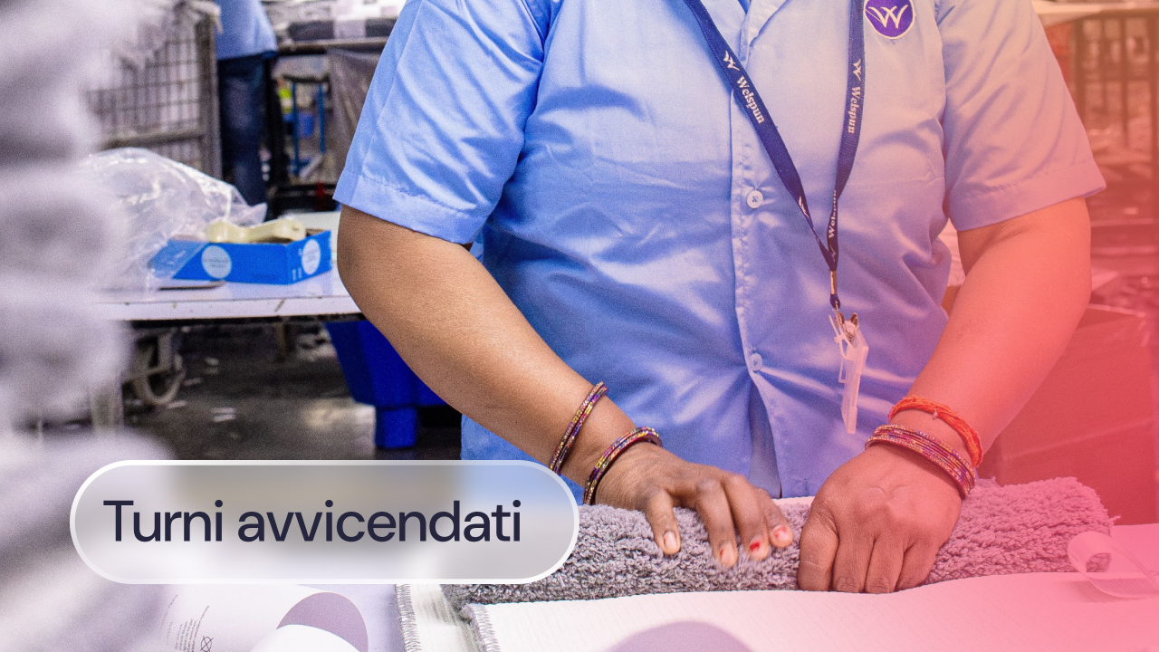 operaia in fabbrica per turni avvicendati
